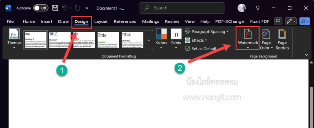 แท็บเมนู Design ของ Microsoft Word แสดงกลุ่ม Page Background และเมนู Watermark ที่ถูกเลือก เพื่อเริ่มขั้นตอนการใส่ลายน้ำในเอกสาร