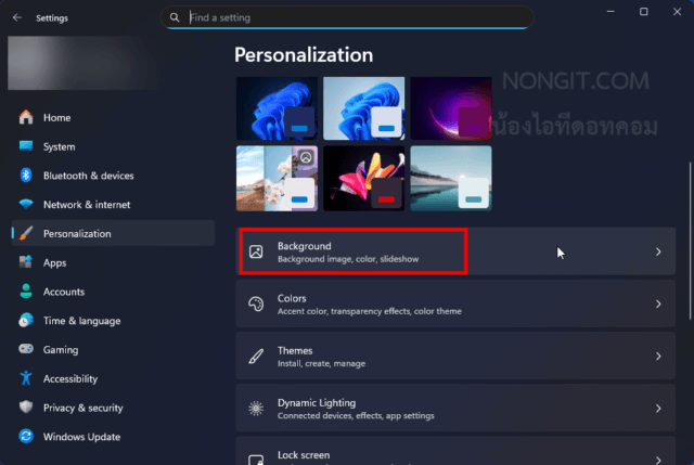 การเลือกเมนู Background ในหน้าต่าง Settings เพื่อเปลี่ยน Wallpaper บน Windows 11
