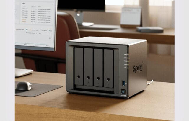 อุปกรณ์ Synology NAS คืออะไร วางอยู่บนโต๊ะทำงานสำหรับสร้าง Cloud ส่วนตัวที่บ้าน
