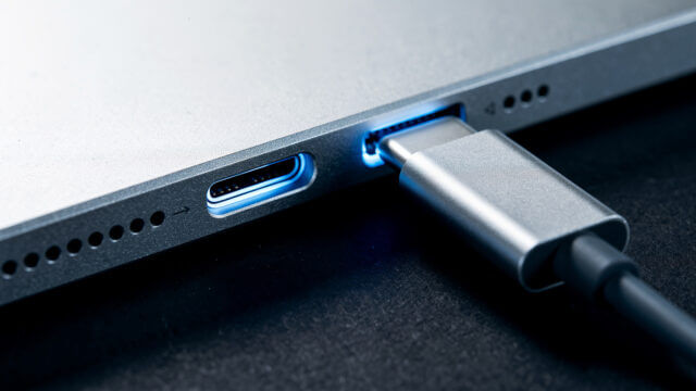 พอร์ต USB-C และ Thunderbolt บน iPad สองรุ่น